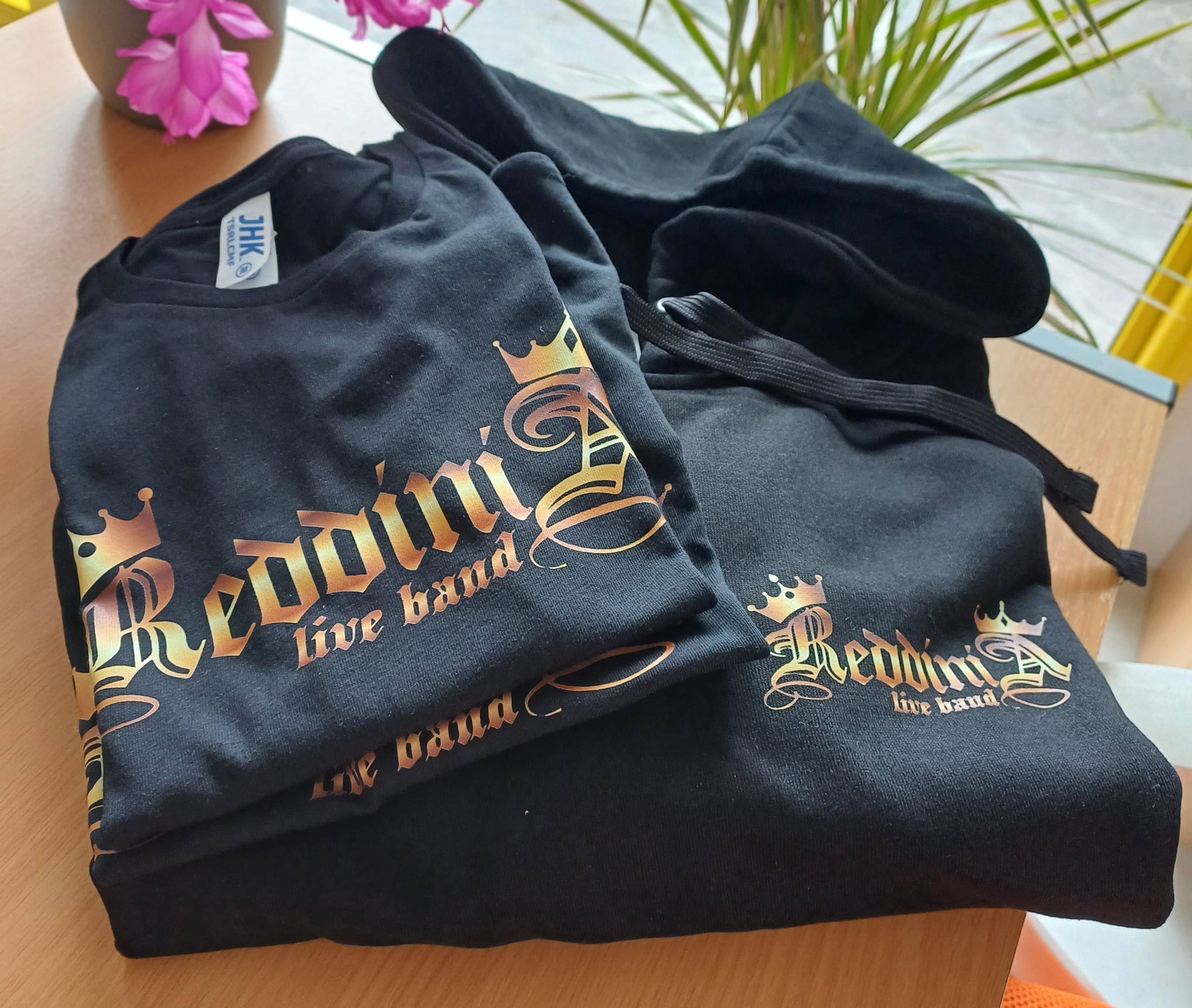 T-shirts person...